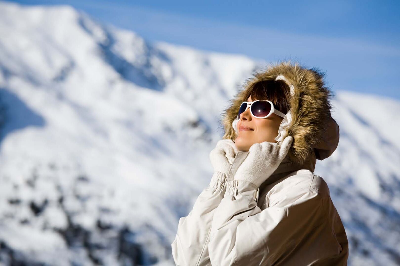 Frau schaut in Sonne | Credit: iStock.com/plprod