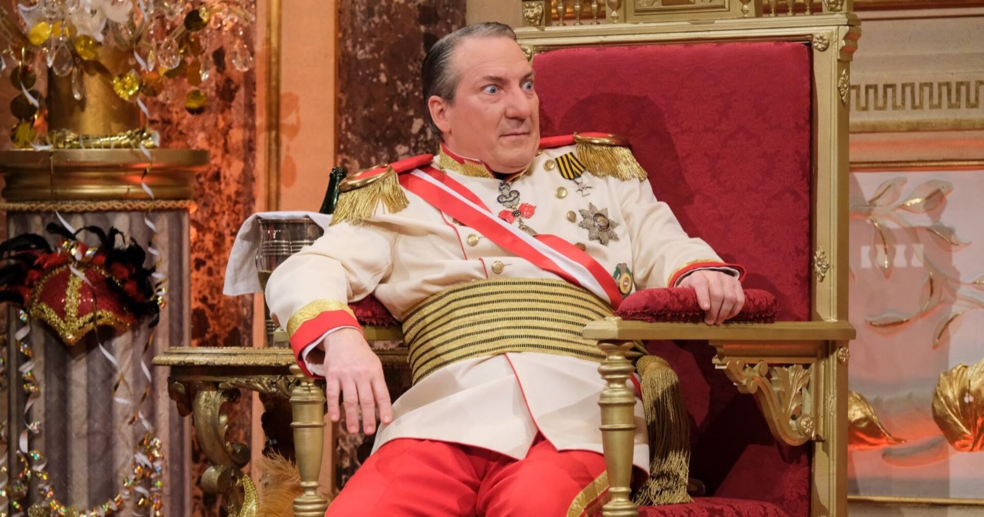 Robert Palfrader gibt als seine Majestät Robert Heinrich I. in der Sendung "Wir sind Kaiser" eine Audienz.