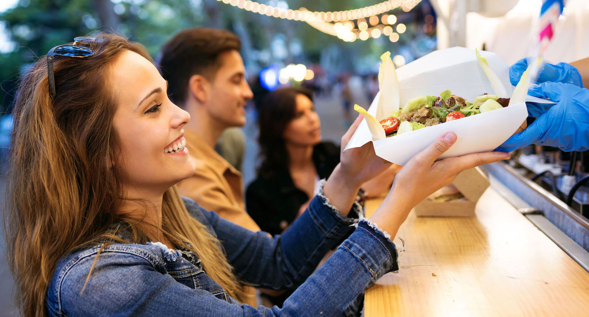 Frau erhält Essen bei Foodtruck