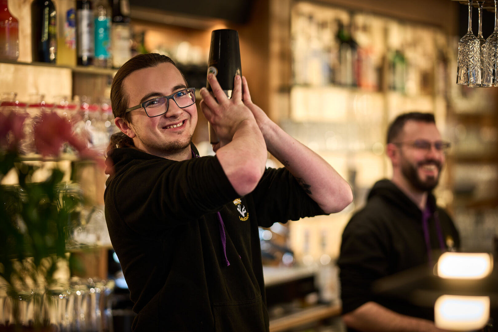 Lucas in seinem Element, hinter der Bar am Cocktailmixen.