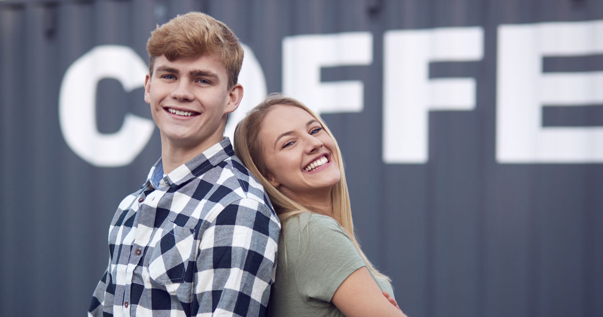 Junger Mann und junge Frau Rücken an Rücken