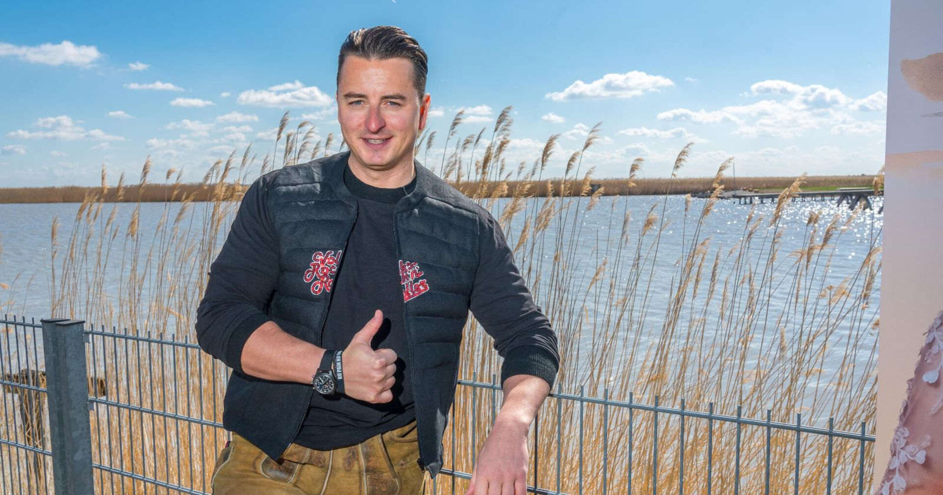 Andreas Gabalier zeigt "Daumen hoch".
