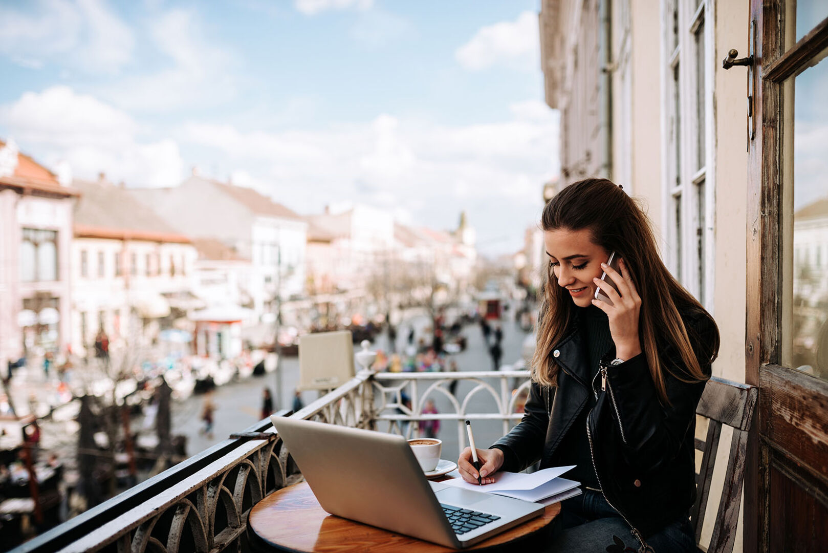 Frau arbeitet am Balkon | Credit: iStock.com/nortonrsx