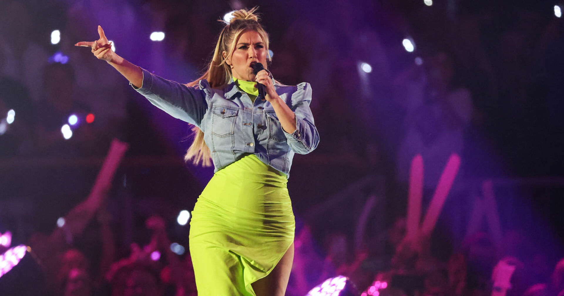 Beatrice Egli mit einem Neongelben Kleid und einer Jeansjacke.