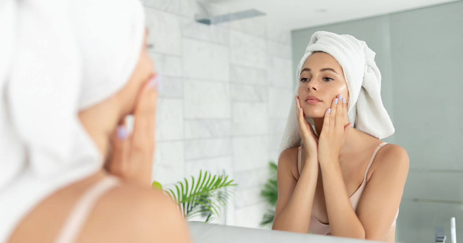 Frau betrachtet sich im Spiegel | Credit: iStock.com/deniskomarov