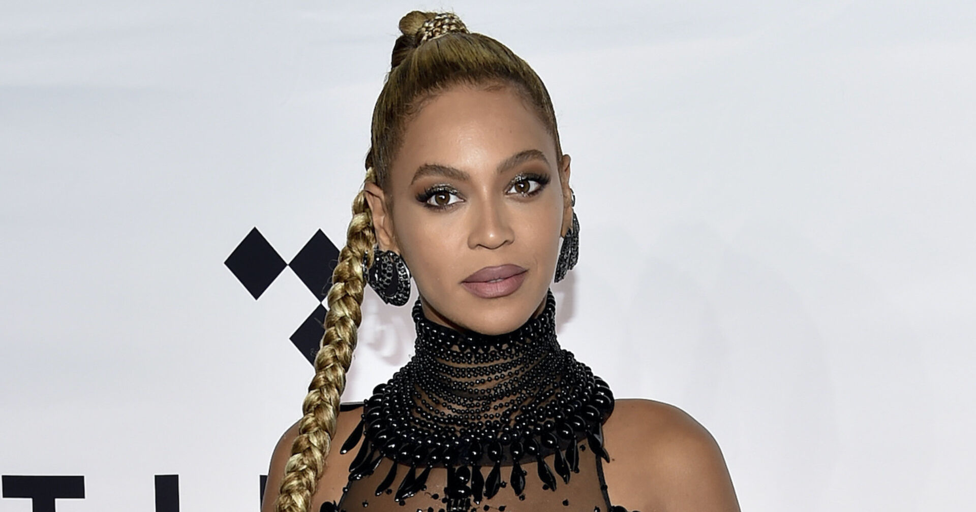 Beyonce Knowles mit einem langen Zopf und einem schwarzen Oberteil.