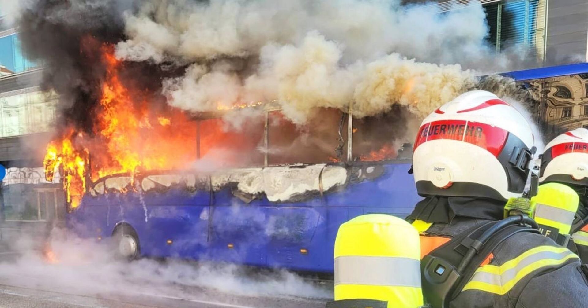 Der brennende Bus und Einsatzkräfte am Praterstern.