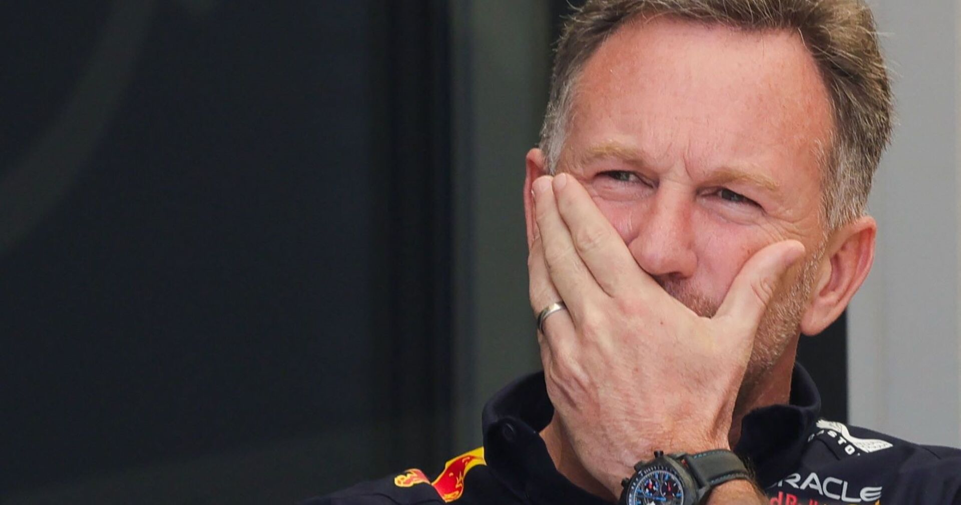 Christian Horner im Porträt, er hält sich die Hand vor den Mund