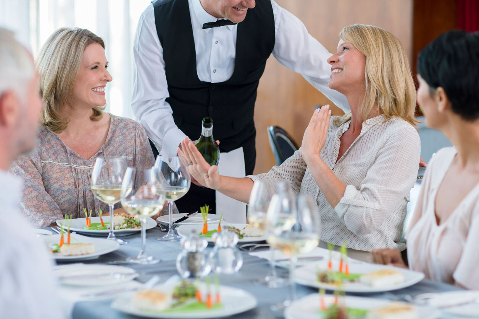 Frau trinkt keinen Wein | Credit: iStock.com/Dan Dalton
