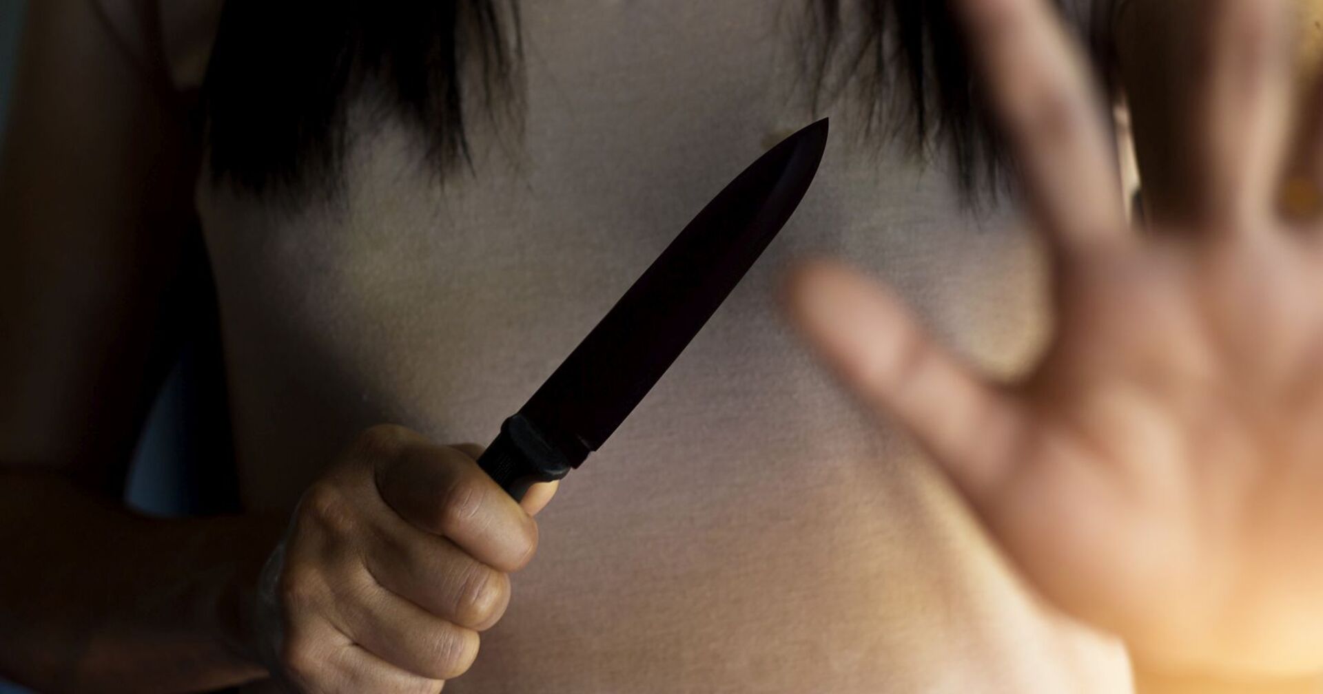 Eine Frau mit einem Messer in der Hand.