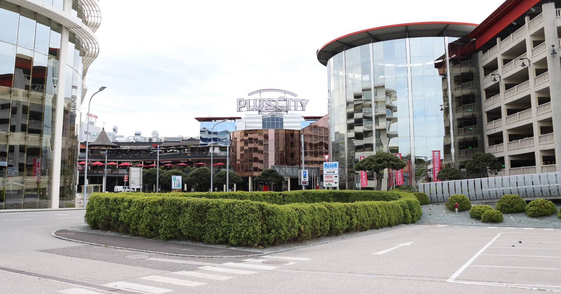 Außenansicht der Plus City in Pasching.