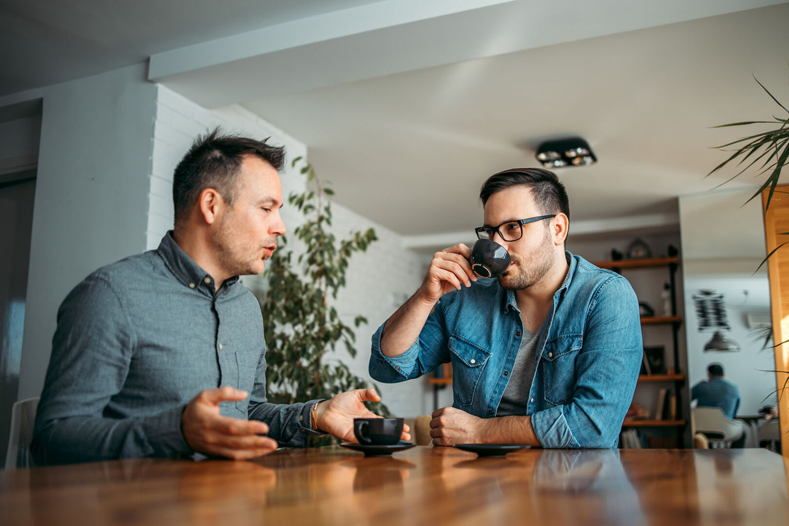 Männer im Gespräch | Credit: iStock.com/nortonrsx