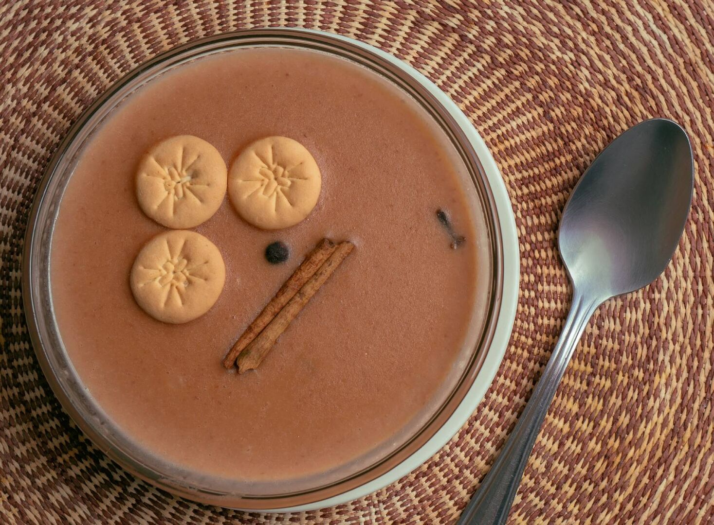 Gefüllter Teller mit traditionellem Nachtisch aus der Dominikanischen Republik: Habichuelas con Dulce