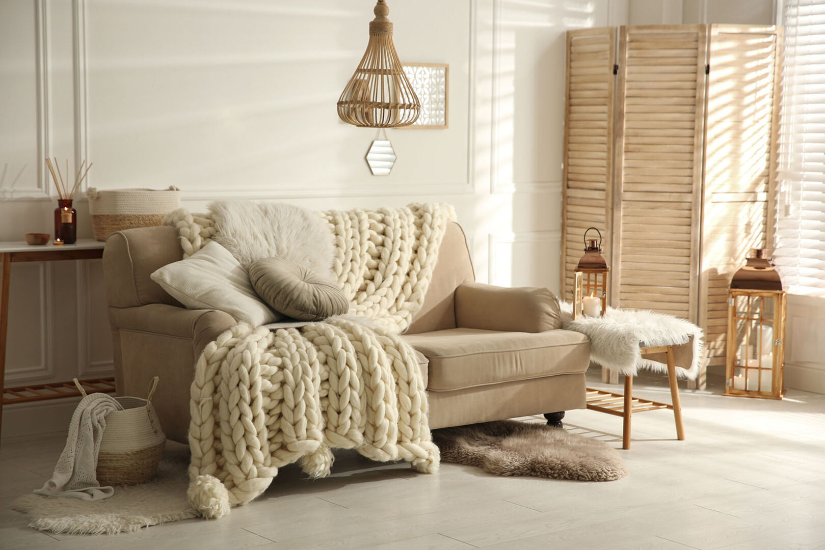 Couch mit Decke und Kissen | Credit: iStock.com/Liudmila Chernetska