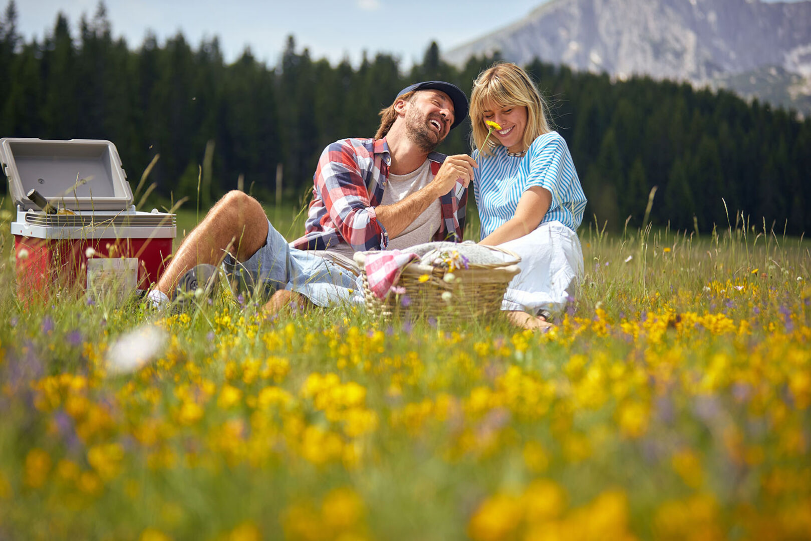 Paar macht Picknick | Credit: iStock.com/LuckyBusiness