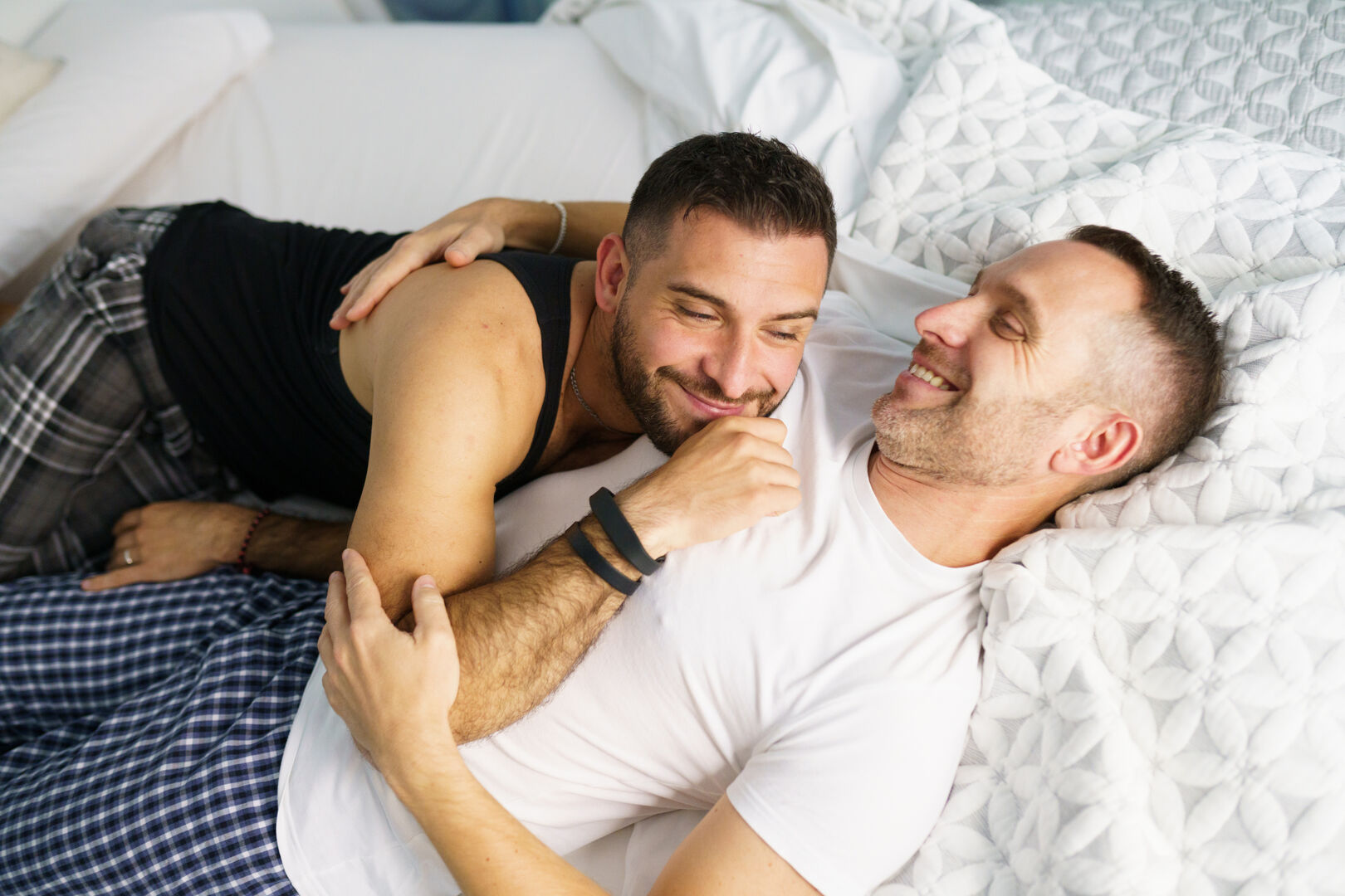 Paar, das gemeinsam glücklich in einem Bett schläft