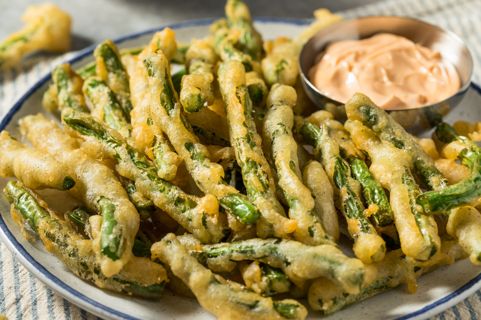 Frittierter grüner Spargel auf einem Teller
