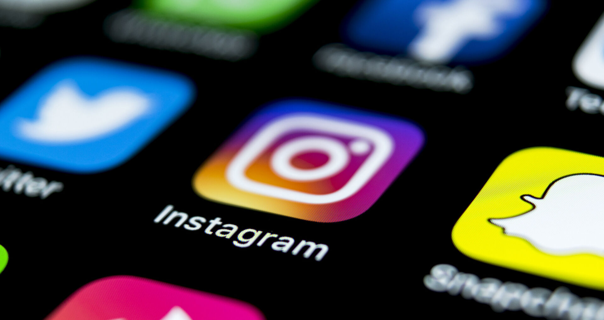 Die Logos der Social Media-Plattformen auf einem Handy-Display
