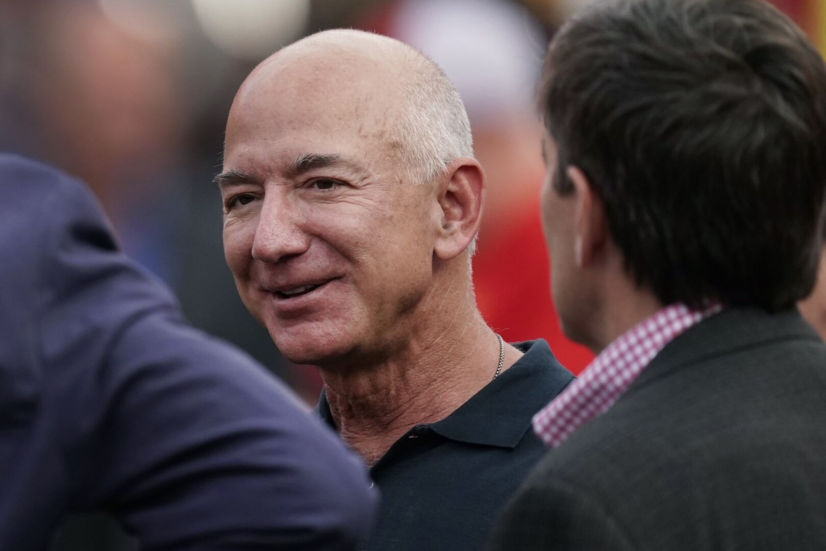 Jeff Bezos in schwarzem Poloshirt.