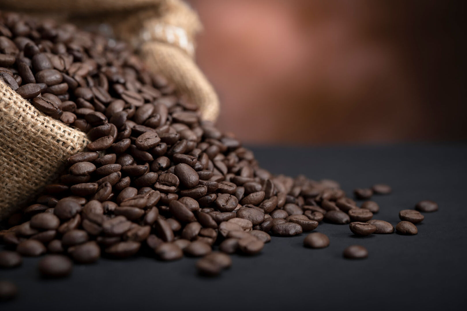 Kaffeebohnen in einem Sack | Credit: iStock.com/LeventKonuk