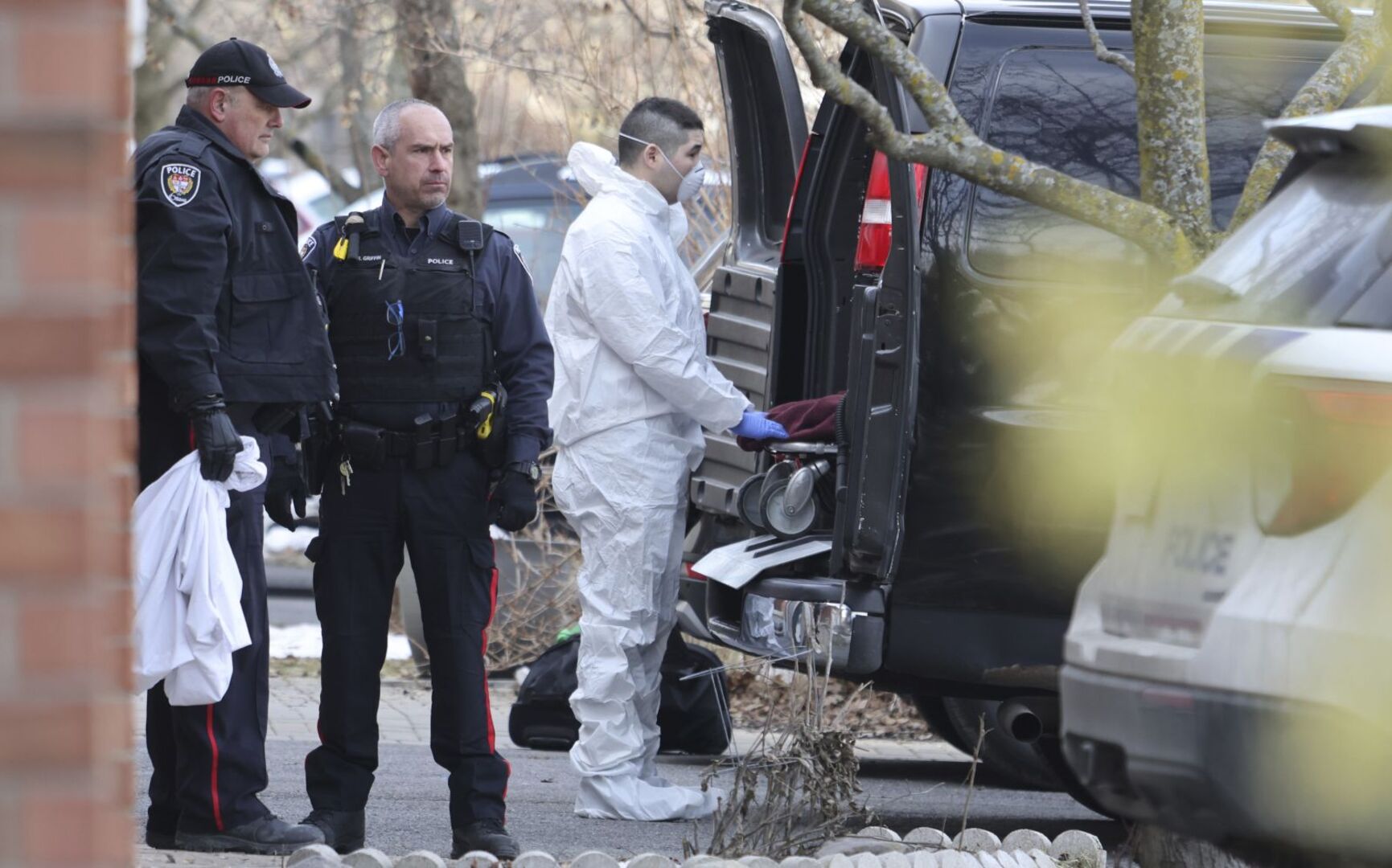 Einsatzkräfte bergen die Leichen der sechs Menschen.
