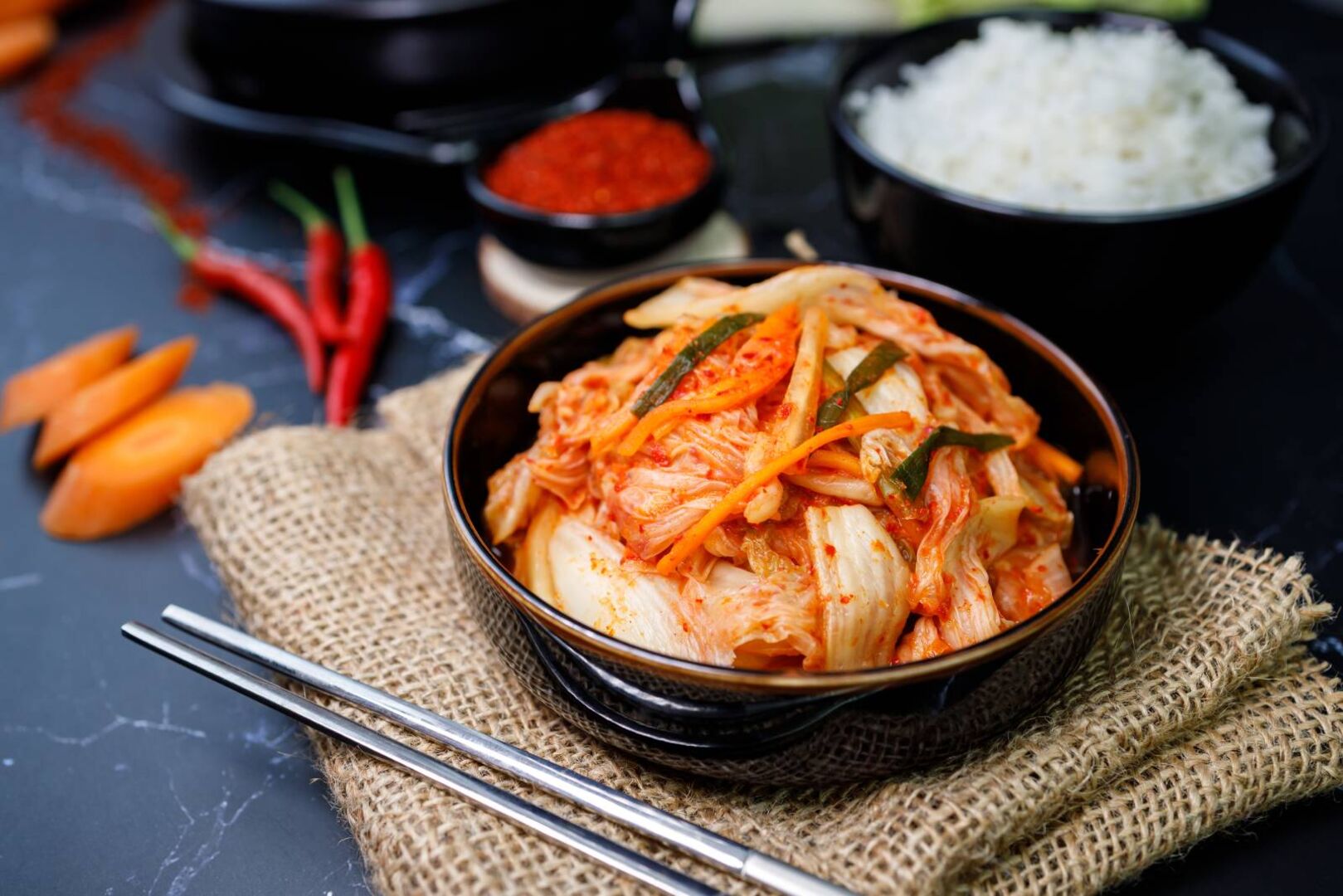 Schale mit frischem Kimchi auf einer Jute-Tischdecke