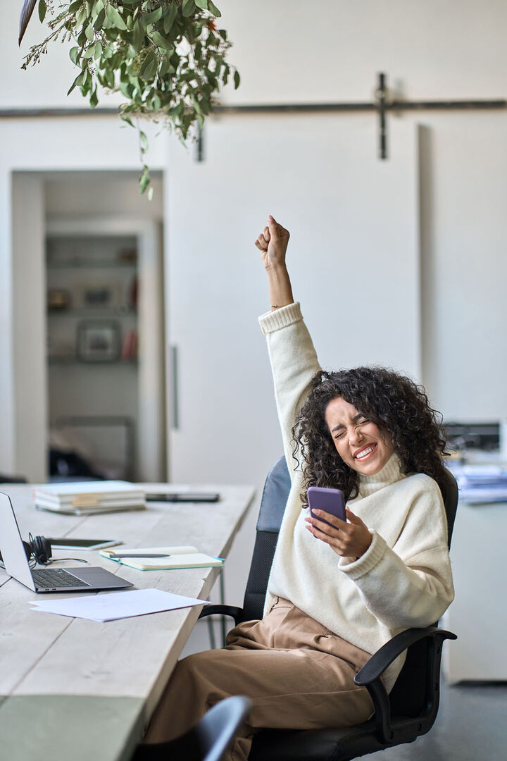 Frau streckt Arm hoch | Credit: iStock.com/insta_photos