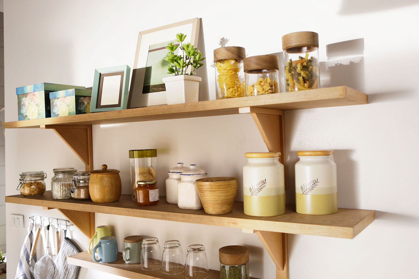 Regale an der Küchenwand | Credit: iStock.com/Praiwan Wasanruk
