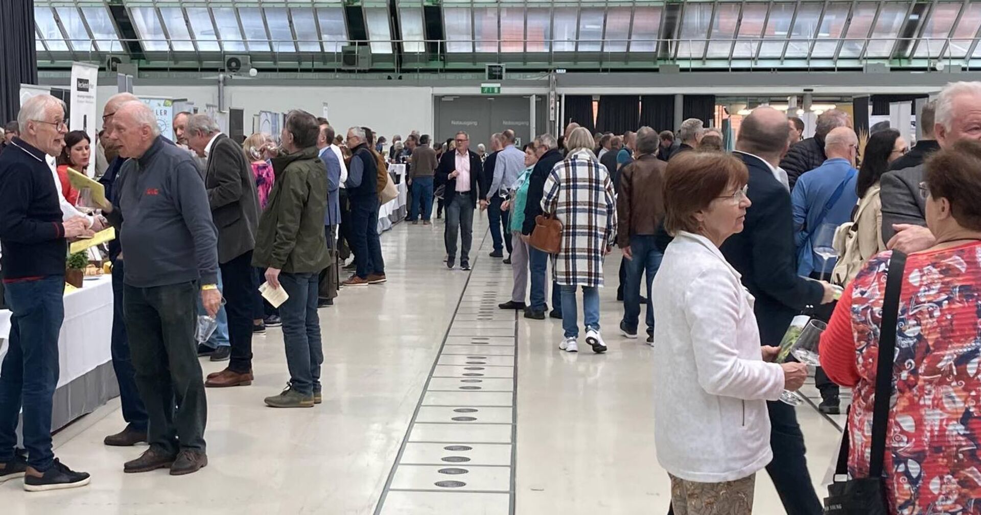 Im Linzer Design Center: Zahlreiche Menschen verkosten Weine aus dem Weinviertel. In kleinen Gruppen diskutieren sie auch über die Qualität der Weine.