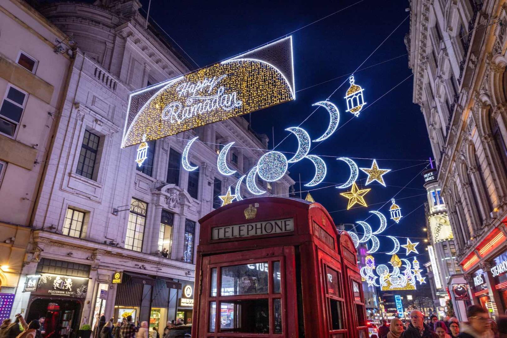 Halbmonde und Laternen über den Straßen Londons.