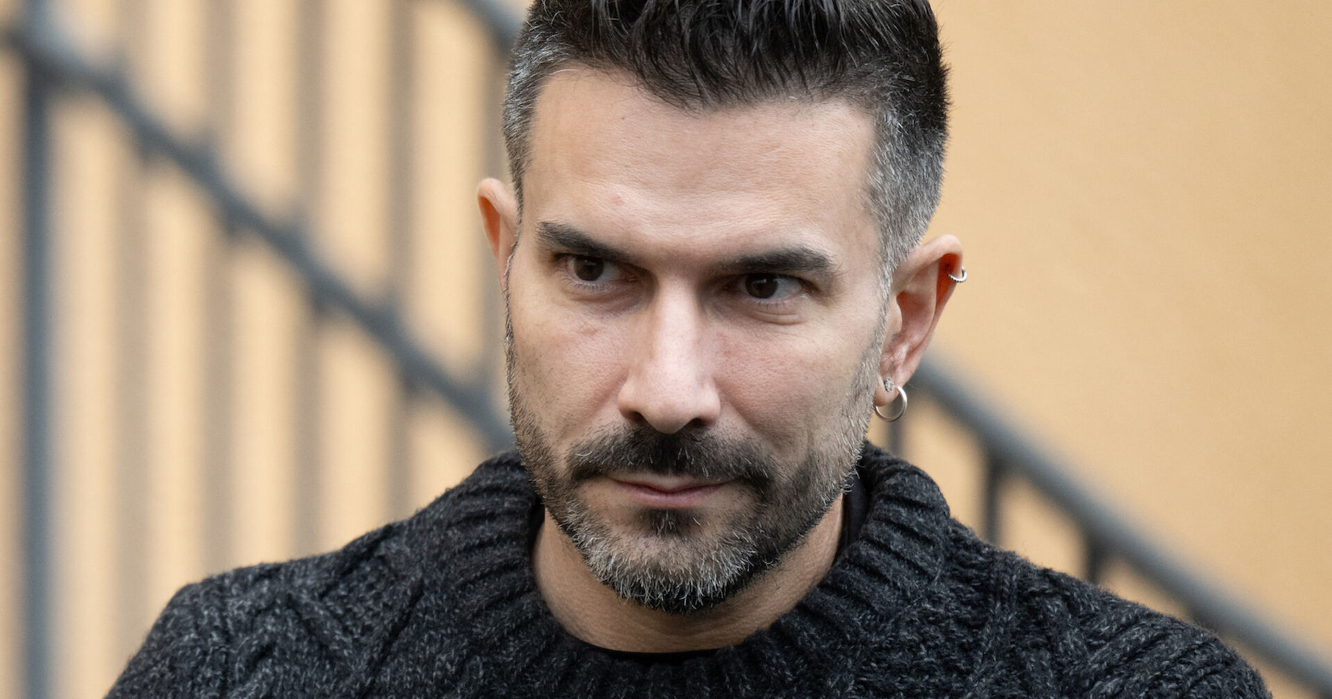 Marc Terenzi mit einem schwarzen Pullover und kurzen Haaren.