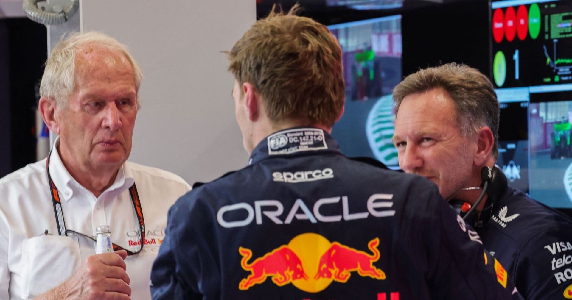 Helmut Marko im Gespräch mit Max Verstappen und Christian Horner