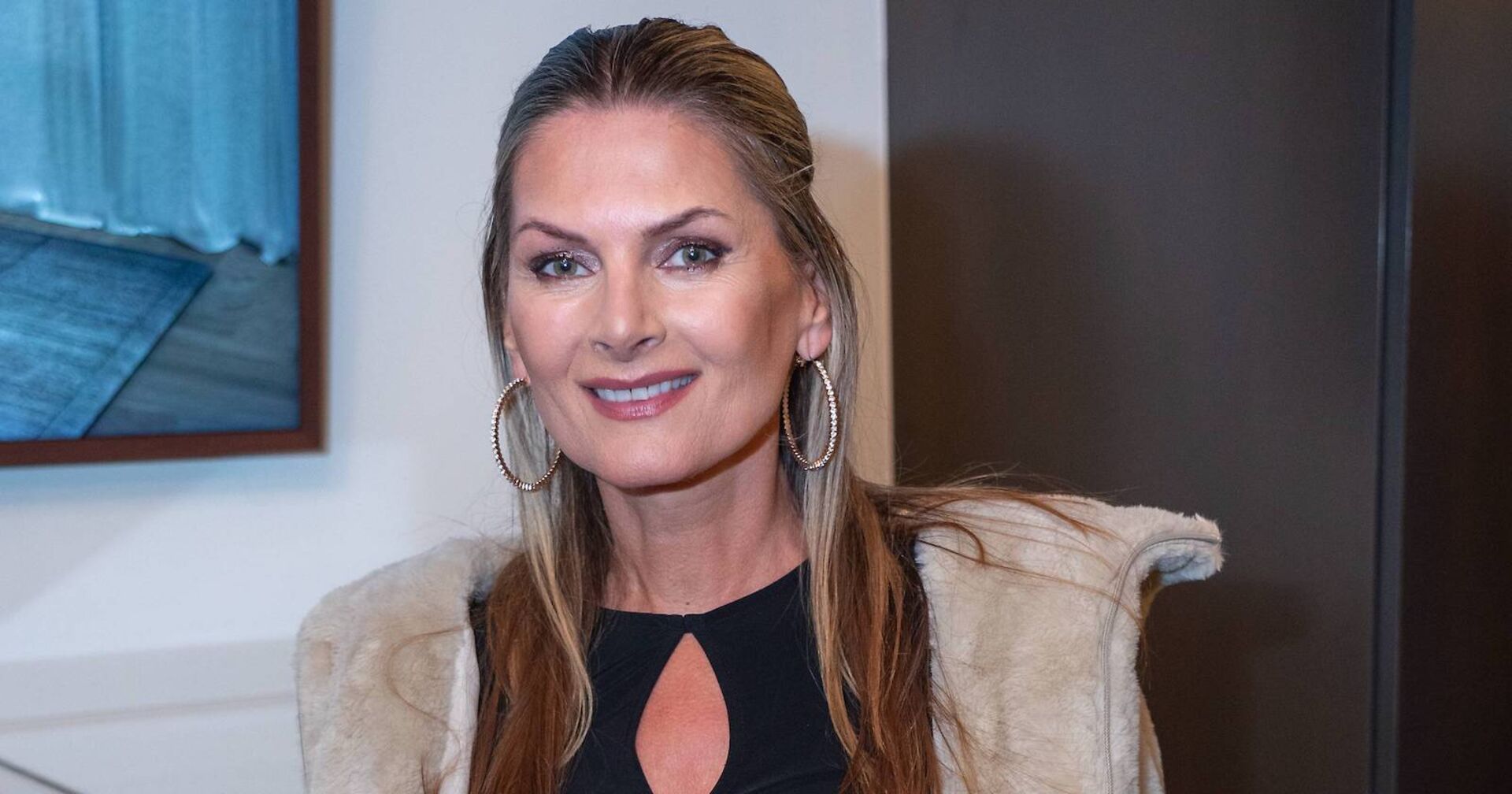 Martina Kaiser mit großen Ohrringen und halb geschlossenen blonden Haaren.