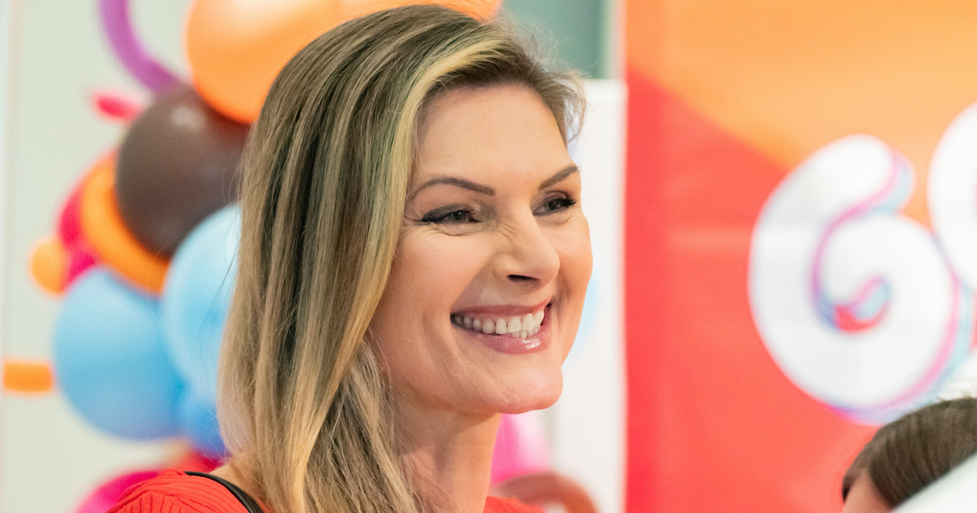 Martina Kaiser mit offenen blonden Haaren bei einem Event.