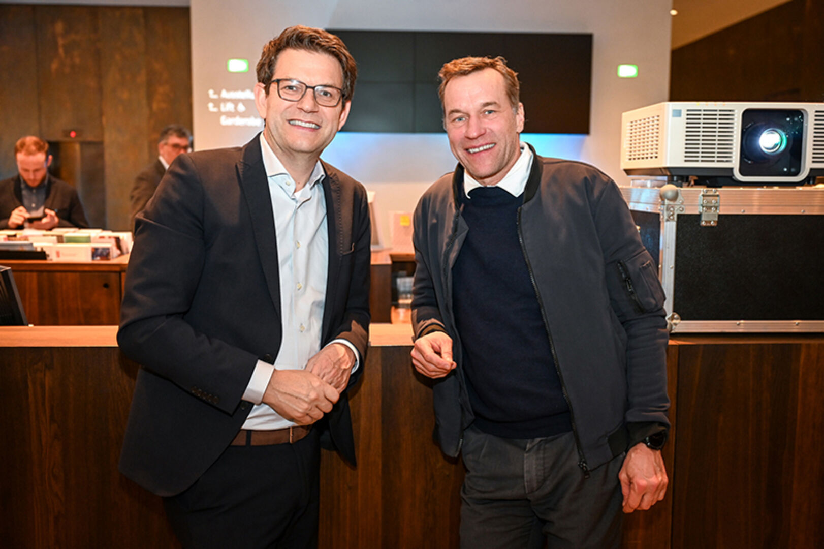 GF Michael Diem (Festspiele) und Landesvolksanwalt Klaus Feuerstein (v. li.)