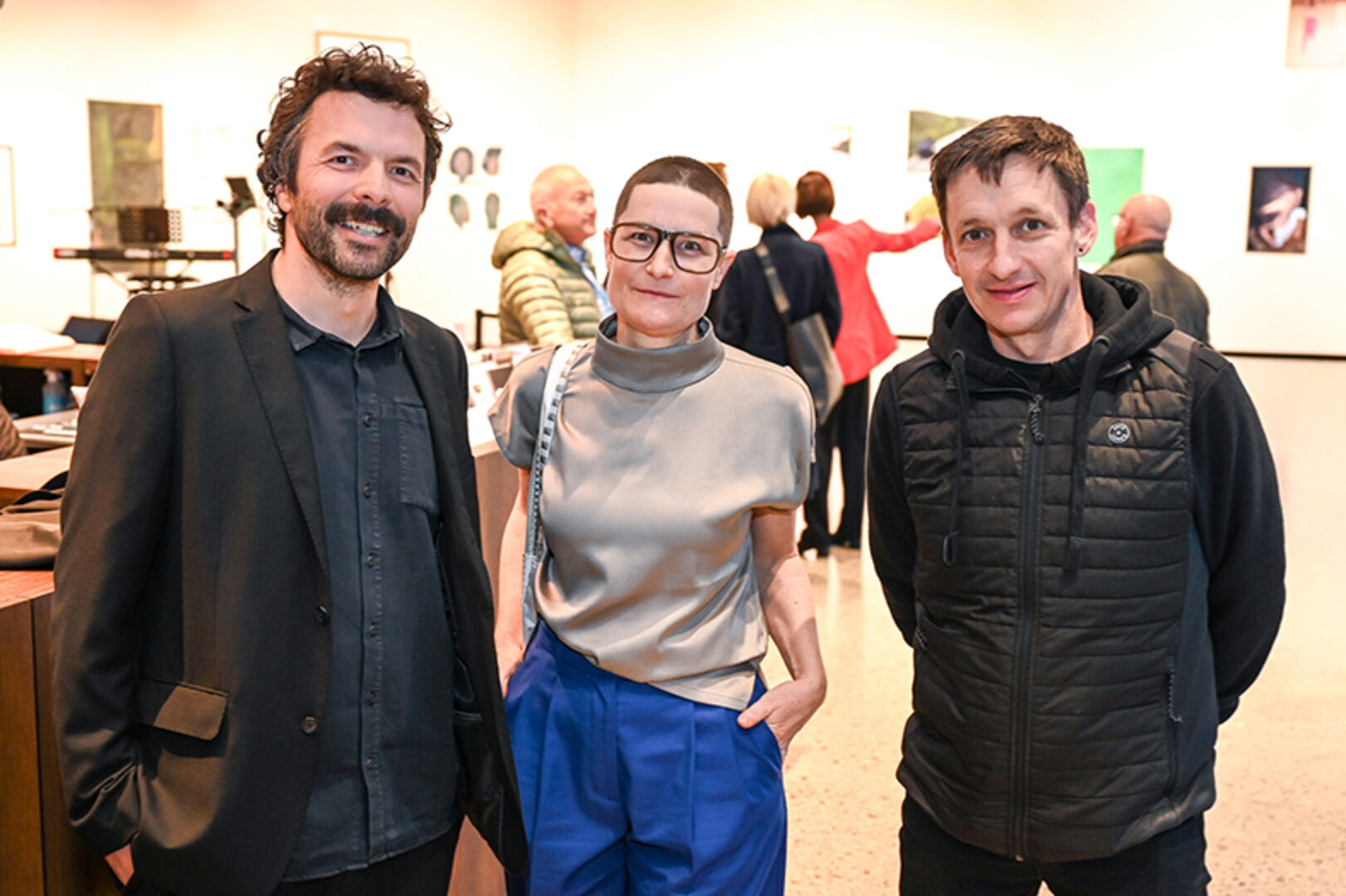 Die beiden Künstler Karl Salzmann und Christine Lederer mit  Martin Zech (v. li.)