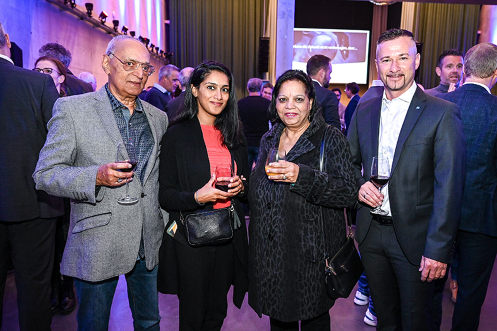 Tony, Simmi und Sweety Walia (Feldkirch) mit Martin Schieder (Hypo Feldkirch) (v. li.)