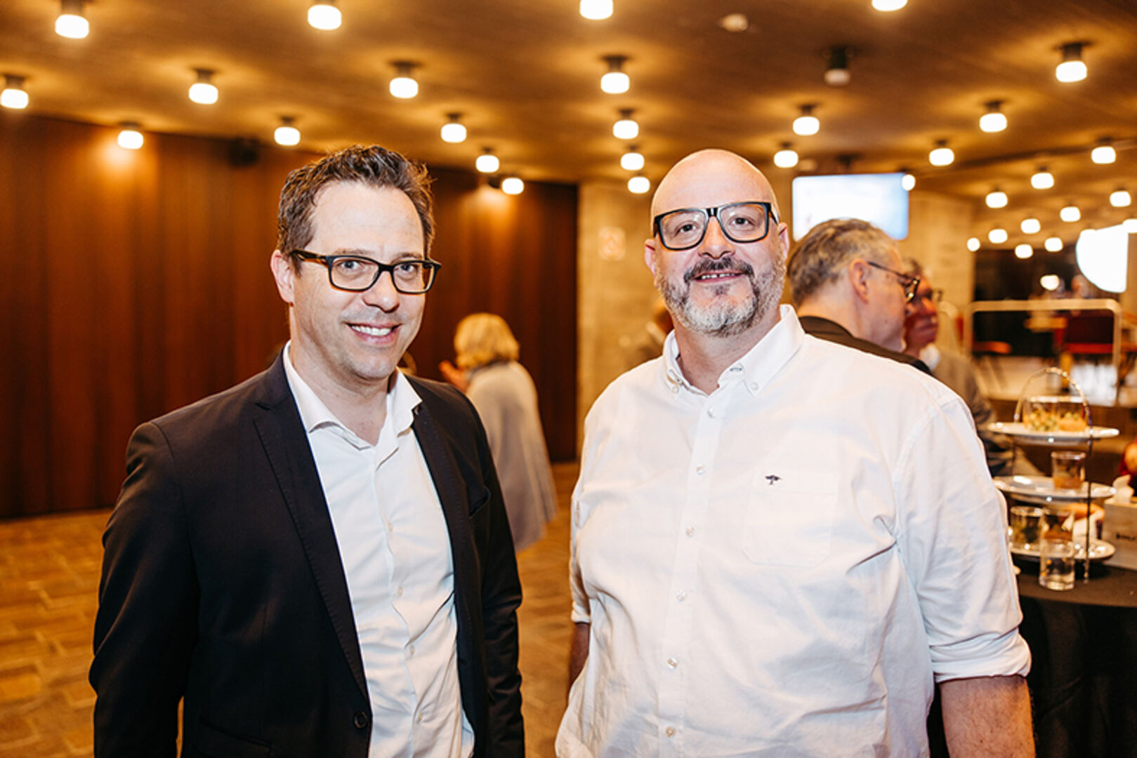 Stefan Tschol (Hirschmann Automotive) und Christian Hafner (FG Obmann Trafikanten) (v. li.)
