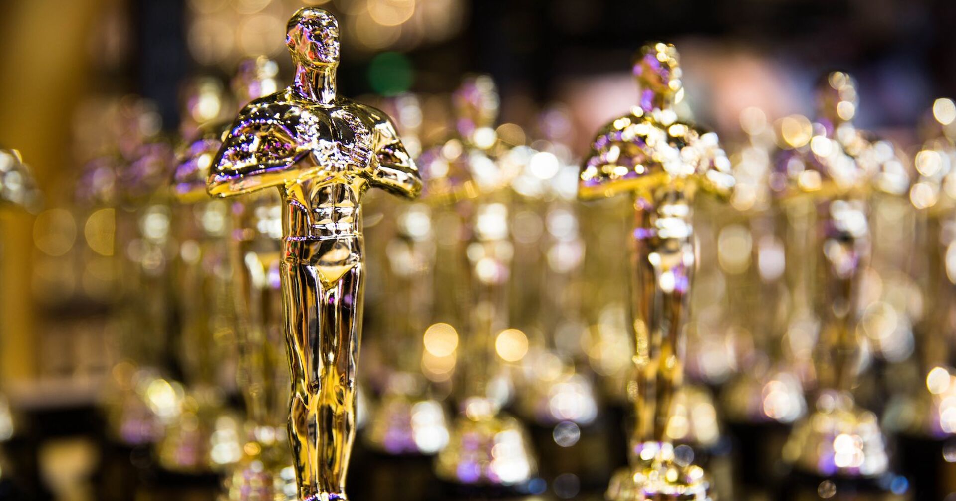 Aufgereihte Oscar-Statuen.
