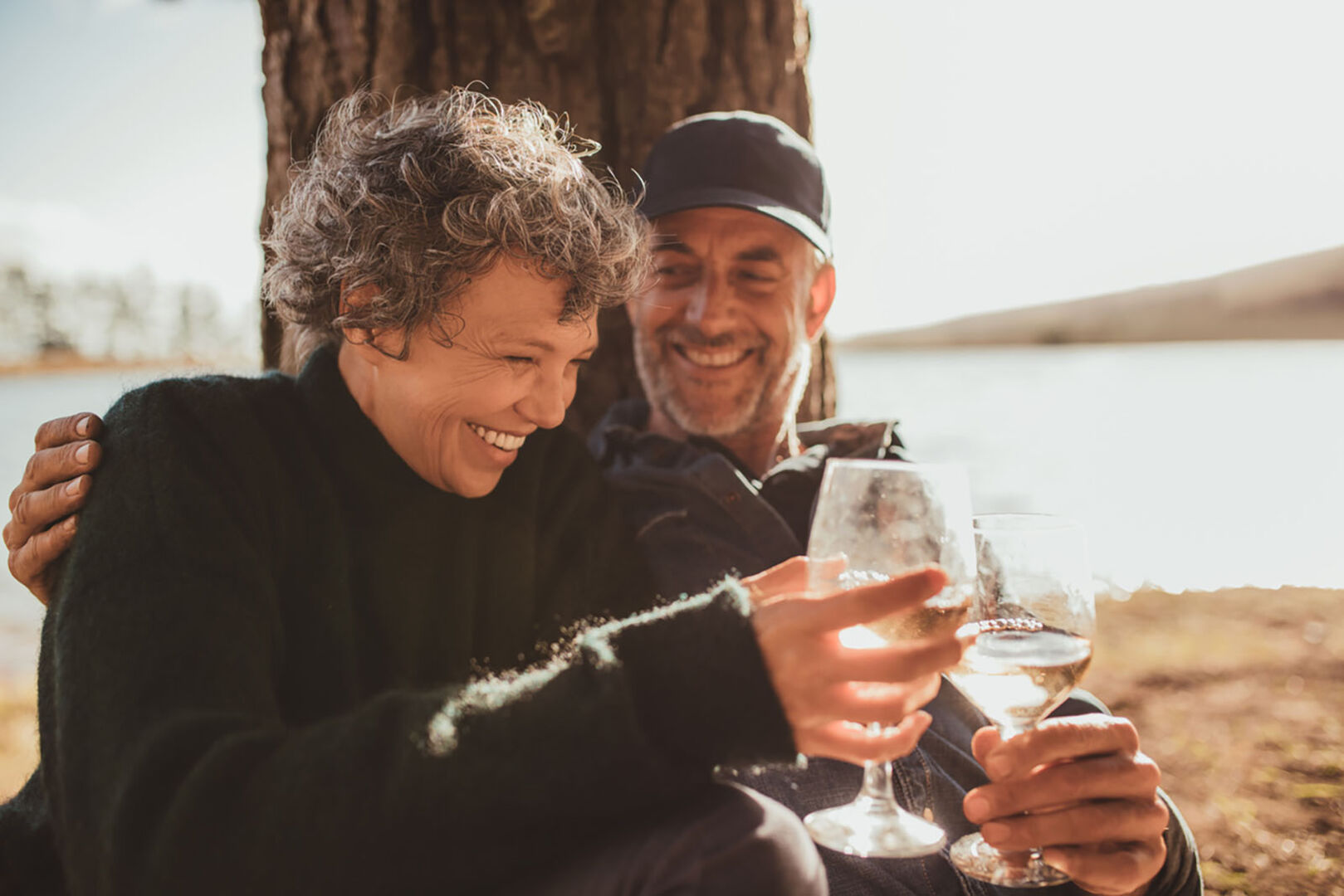 Paar trinkt Wein | Credit: iStock.com/jacoblund