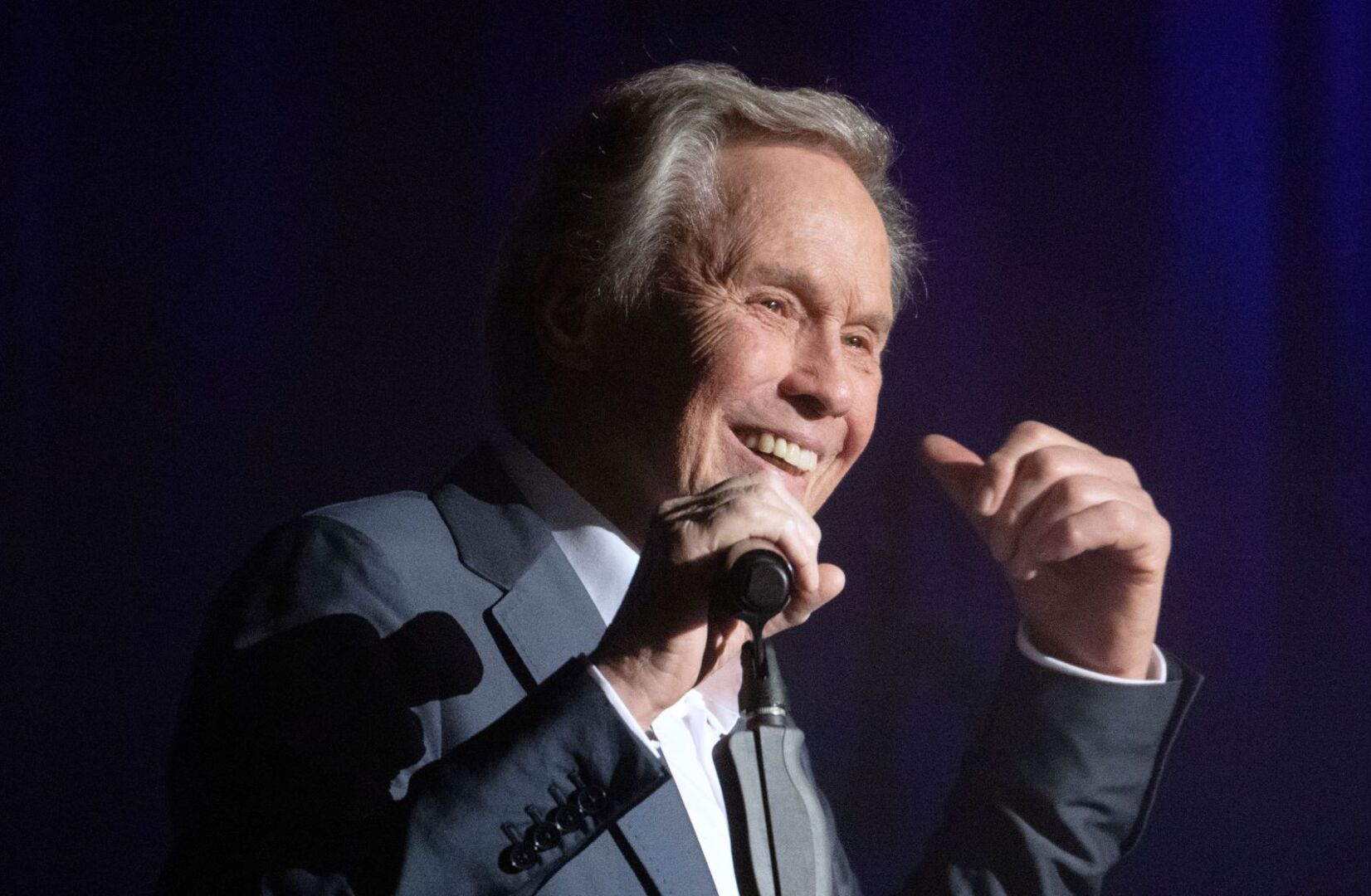 Peter Kraus mit 85 Jahren während eines Tour-Auftritts.