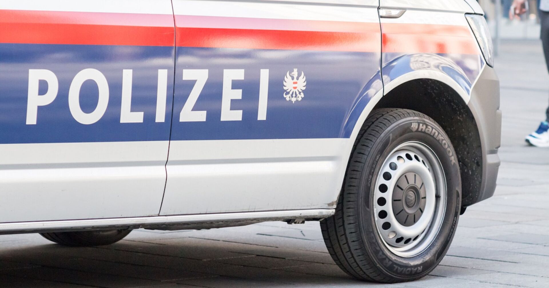 Schriftzug auf Polizeiauto.