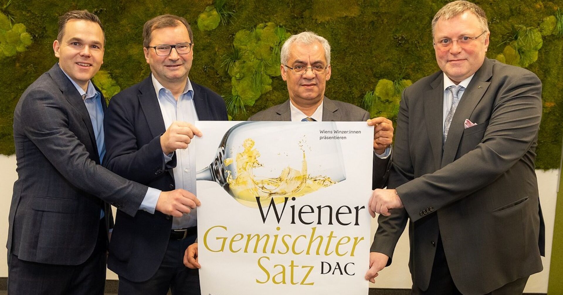 Vier Männer präsentieren das Plakat zur Präsentation des Wiener Gemischten Satzes