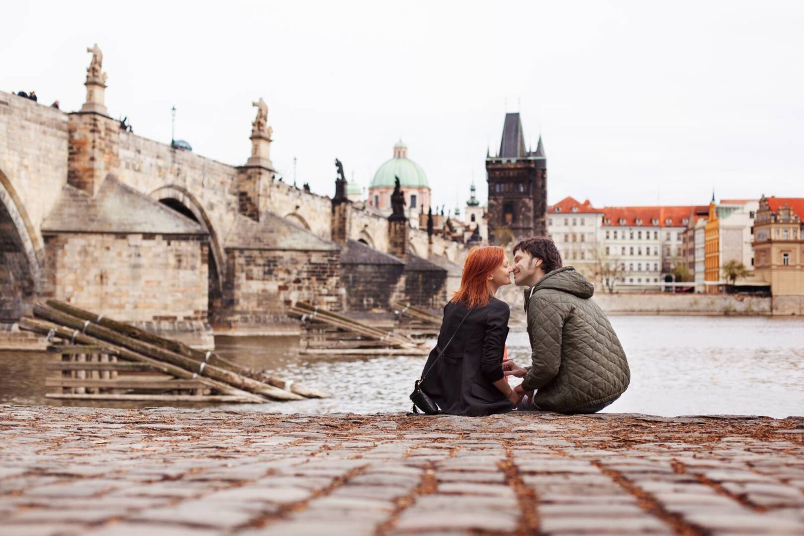 Küssendes Paar neben der Karlsbrücke in Prag