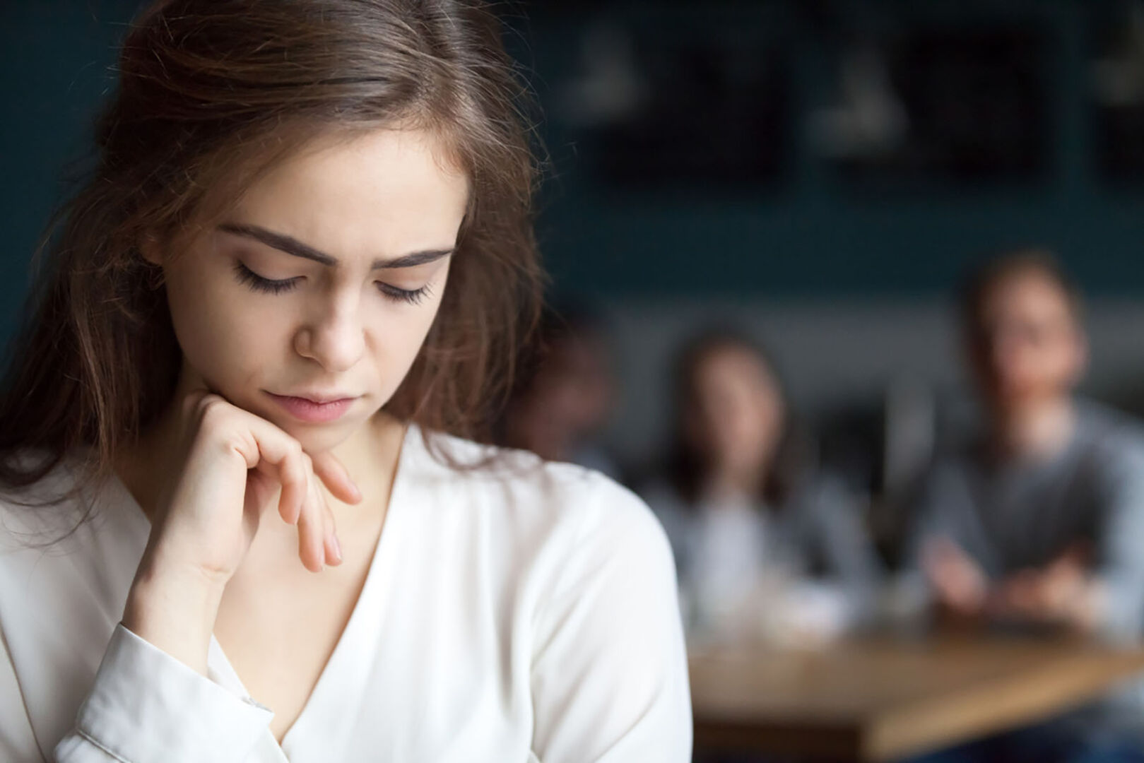 Frau schaut schüchtern in die Gegend | Credit: iStock.com/fizkes