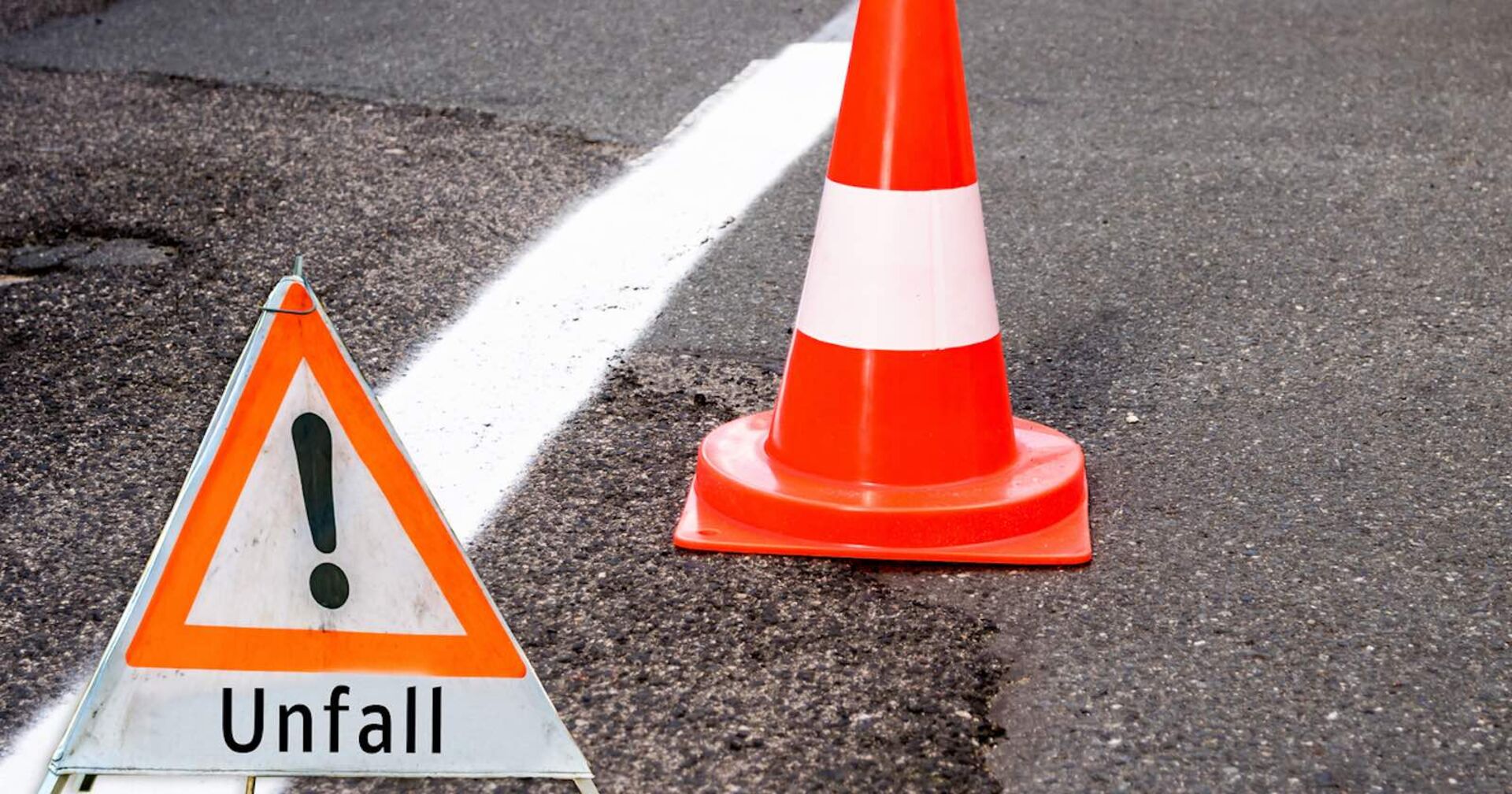 Symbolbild eines Warndreiecks auf der Straße.