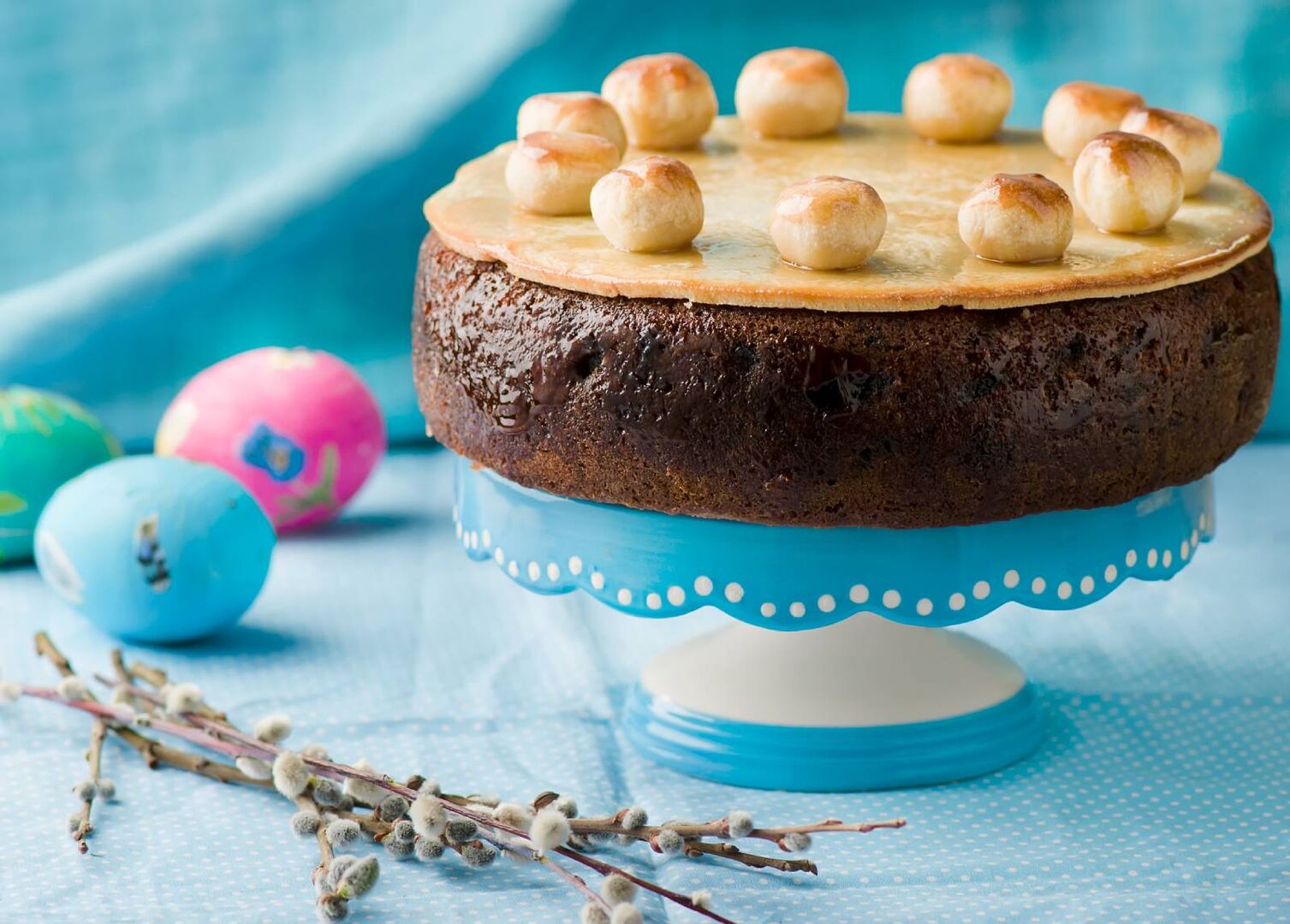 Kuchen auf blauer Etagere