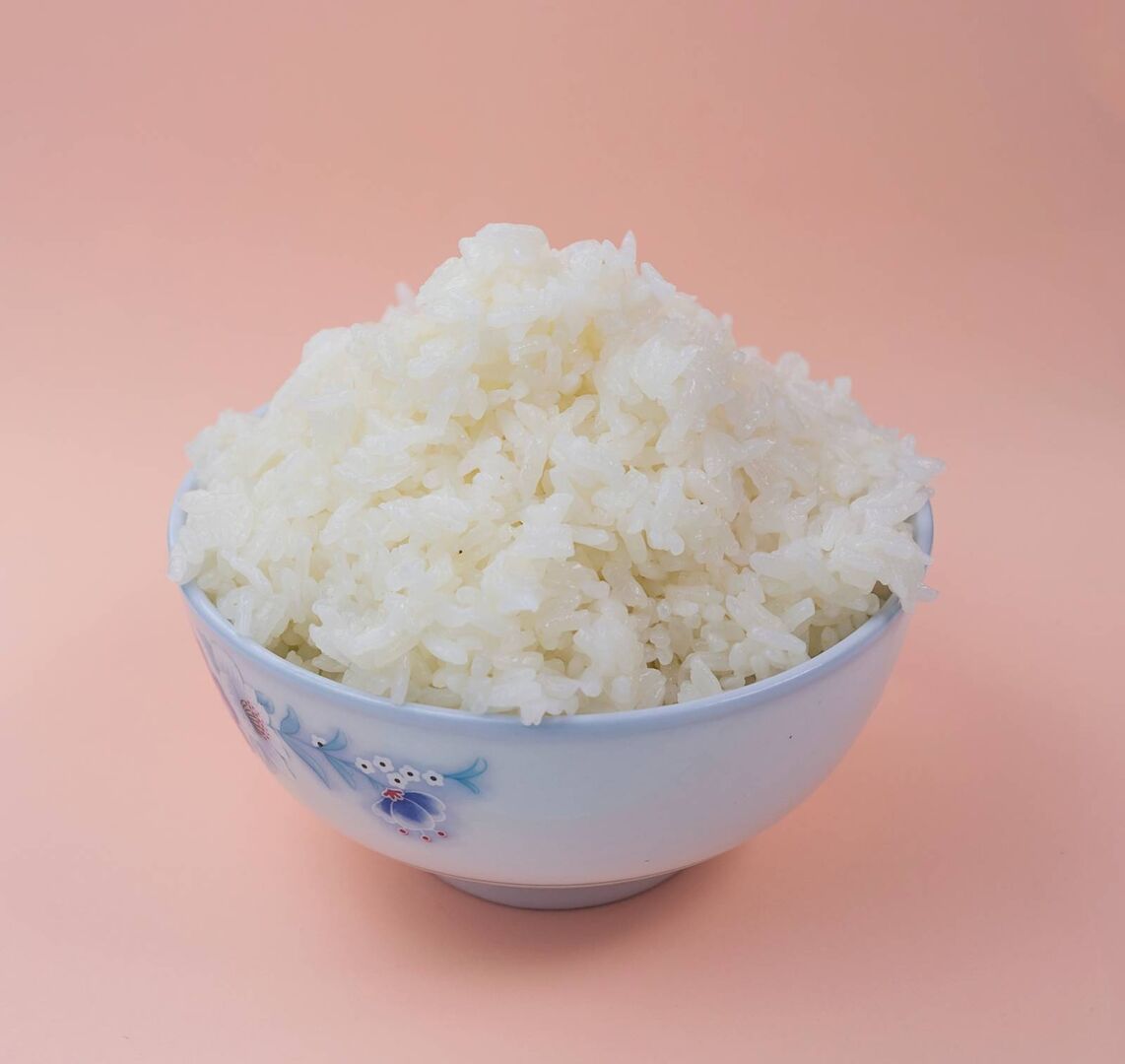 Japanische Schüssel mit gekochtem Sushireis