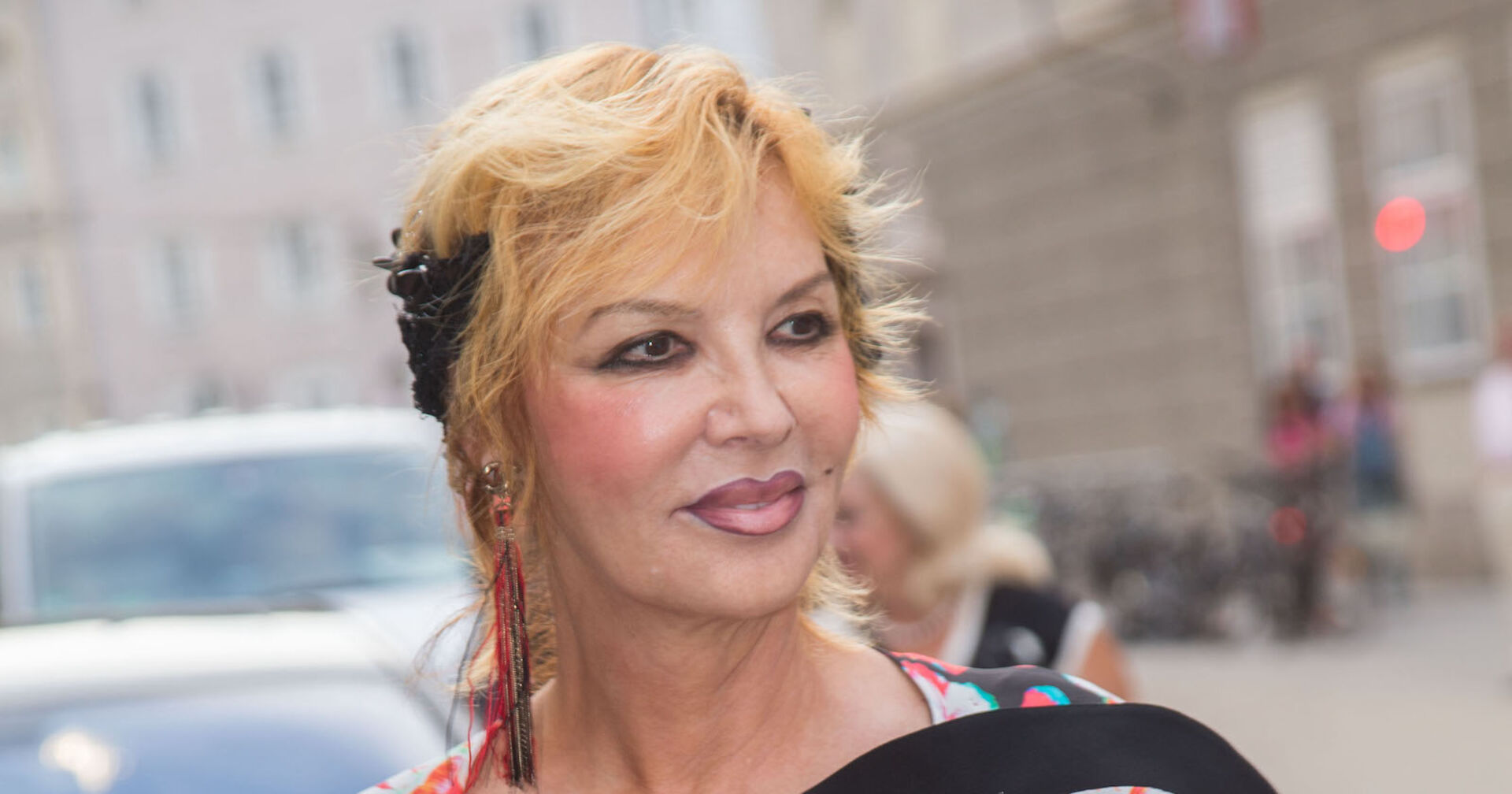 Thea Gottschalk mit kurzen kupfer Haaren und Haarschmuck.