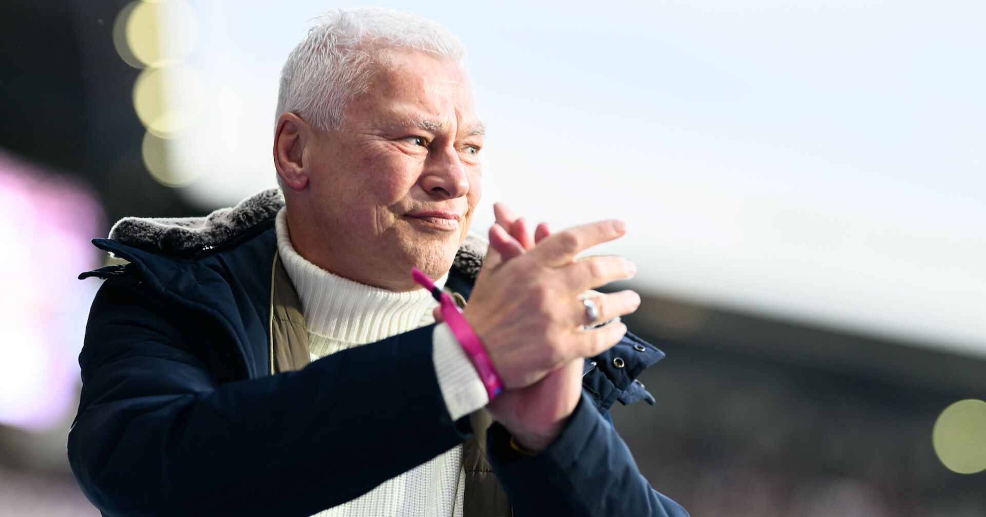 Toni Polster mit einem weißen Rollkragenpullover.